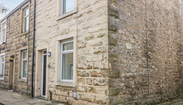 2 BROOK STREET, character holiday cottage, with a garden in Clitheroe