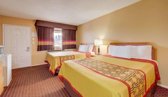 2 Budget Friendly Rooms, Scottish Inns, Near Southern Oregon University