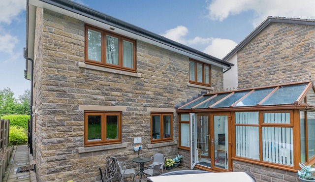 2 Carr Farm Close