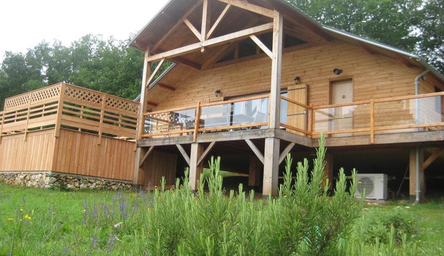 2* chalet with character and swimming pool for 6 to 10 people. min. 3 nights out of season
