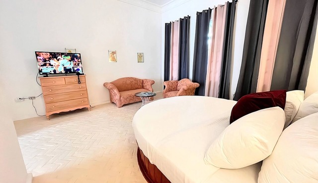 2 Comfortable King Suites Close to Portland Parish Church! Pool, FREE Parking!