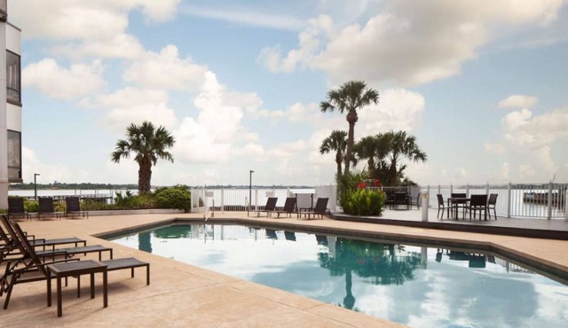 2 Comfortable marina view rooms with plush bedding close to local hotspots