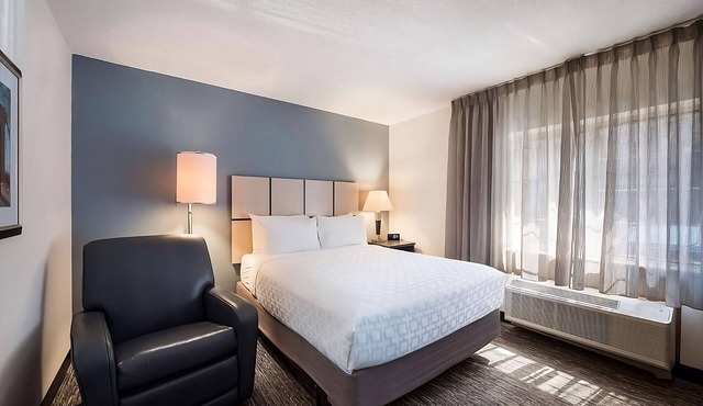 2 Comfortable Suites – 2 Miles from Lake County Fairgrounds Events