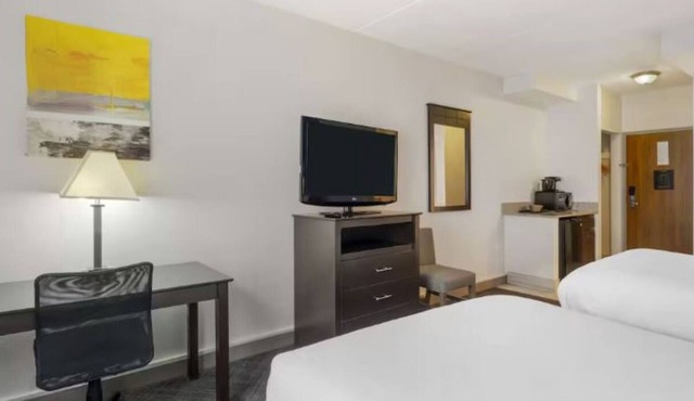 2 Comfortable Suites w/Breakfast | Close to Cuneo Mansion and Gardens - 3.8 mil