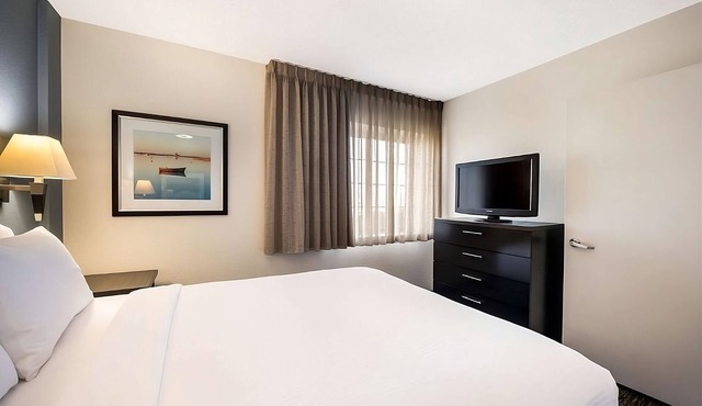 2 Convenient Suites with Private Kitchens! Pets Allowed! Near Centennial Beach!