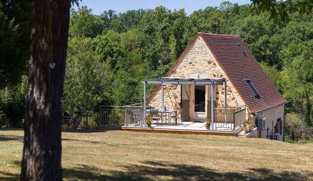 2* Cottage with shared pool and rustic charm in nature
