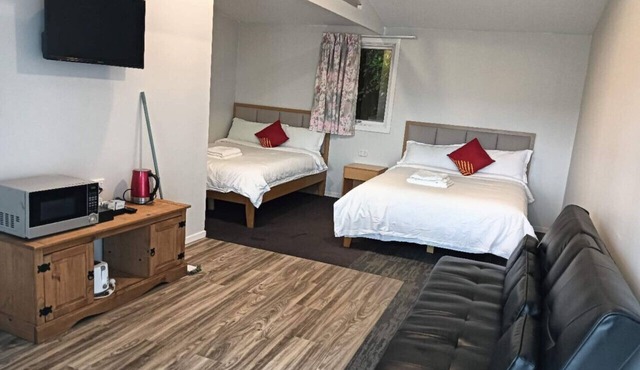 2 double and 1 sofa beds garden chalet, 7D Salisbury Road, Rotorua
