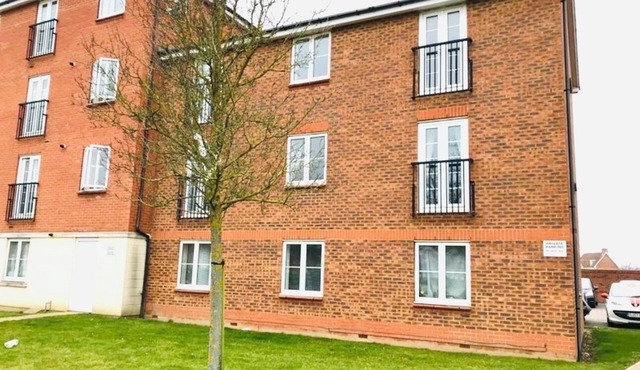 2 Double Bed Flat, En-suite, Top Floor, With Private Parking