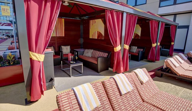 2 Double Bed Room, Golden Nugget, Rooftop Deck, Casino Access, Central Location