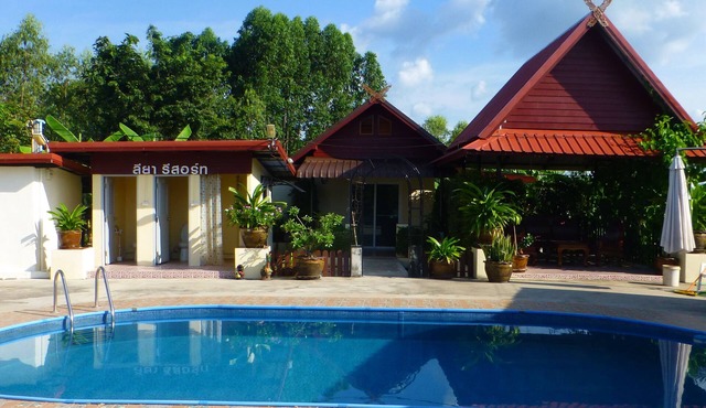 2 Double bedroom Pool apartment with extensive Kitchen dining room Wi-Fi Aircon