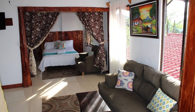 2 Double beds, kitchen and Living room 20 min Alajuela airport. Best views!