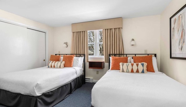 2 Double Rooms | The Beverly Hotel | w/Kitchen & Close to Dane Street Beach