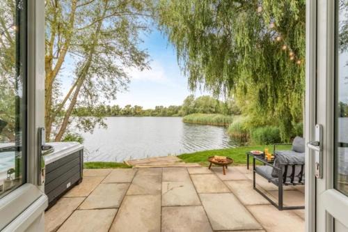 2 Elm Water lakeside hideaway