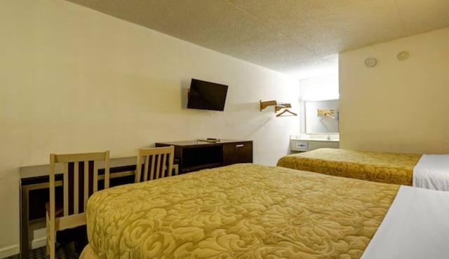 2 Group-Friendly Rooms near Castle Playground, w/Free Parking!