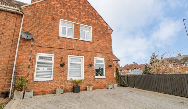 2 HARTBURN ROAD, pet friendly, with a garden in Tynemouth