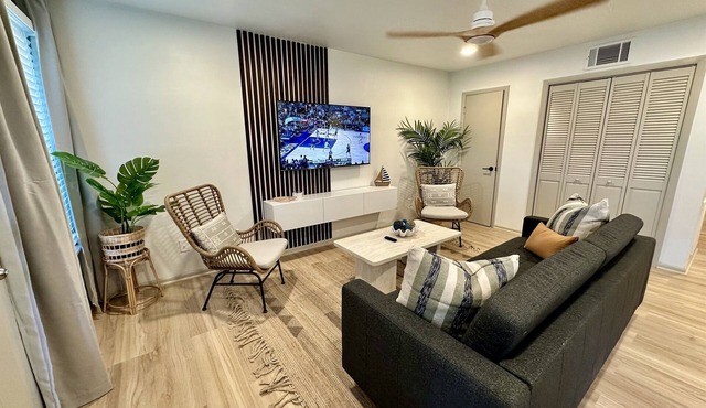 2 King Beds - Top Floor End Unit 10