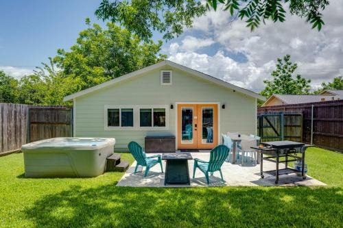2 Kings Hot Tub Modern Cottage Hill Country