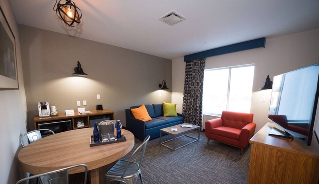 2 Large Accommodations! With Indoor Waterpark & Arcade Access! Free Parking!
