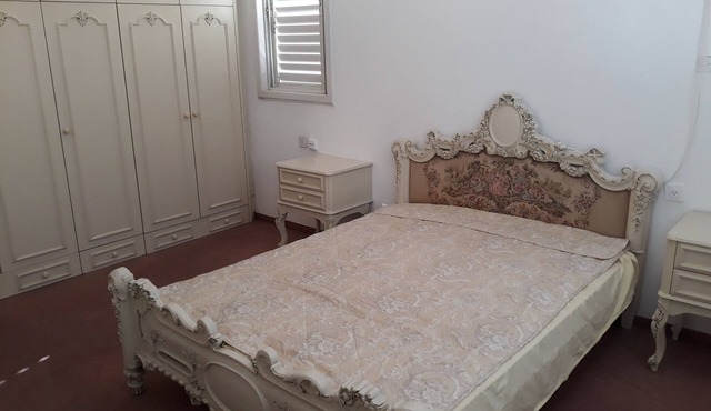 2 LARGE BEDROOMS ,5 MIN WALK FROM BEACH, PROMENADE . ACCOMMODATES UP TO 8 PEOP