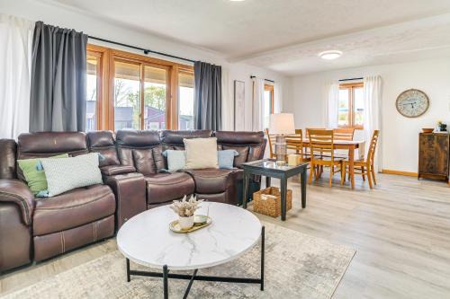 2 Living Areas! Cedar Home 11 Mi to Mt Holiday Ski