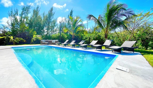 2 master suites w/2 separate living spaces w/pool & private beach access