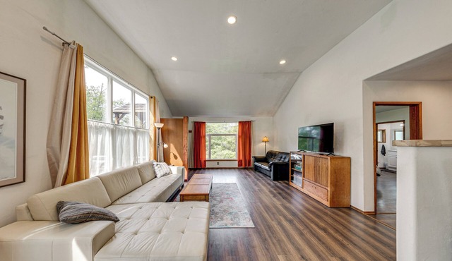 2 Mi to Bay! Pet-Friendly Oak Harbor Retreat