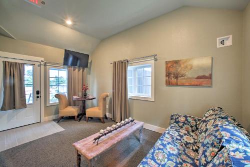 2 Mi to Branson Strip: Cozy Cottage w/Fire Pit!