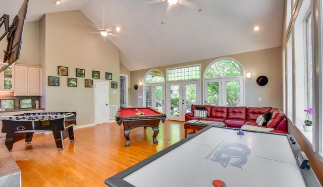 2 Mi to Clemson: Central Villa w/Deck, Near Lakes