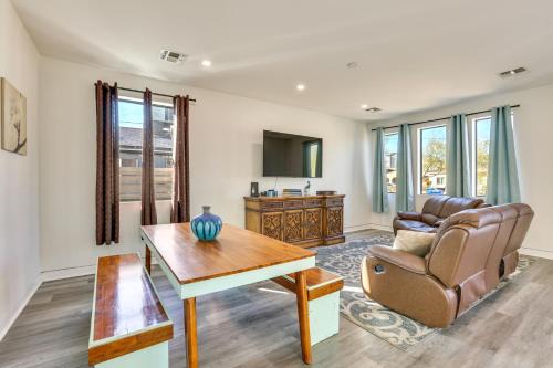 2 Mi to Dtwn Shops & Eats! Phoenix Apartment