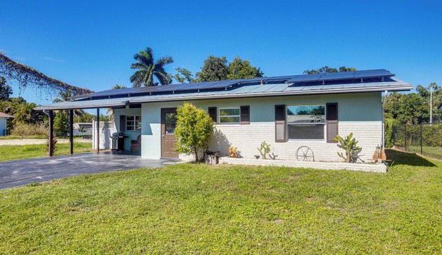 2 Mi to Dtwn Fort Myers! Home w/Dock on Canal