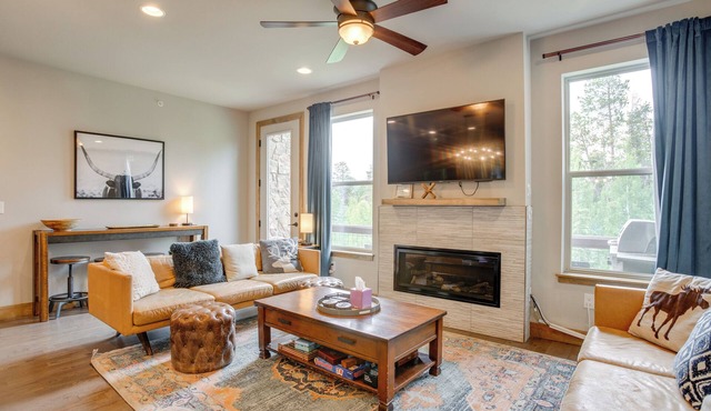 2 Mi to Fraser River Trail: Townhome w/Hot Tub!