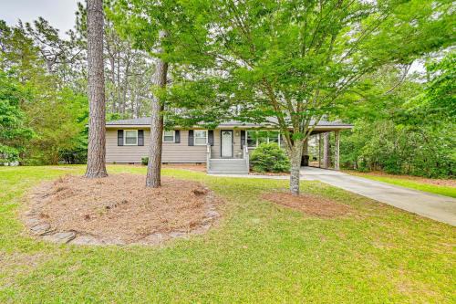< 2 Mi to Golf Course: Pinehurst Home w/Deck!