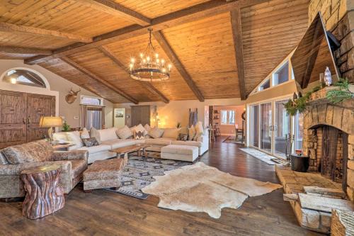 2 Mi to Slopes: Luxe Beech Mtn Cabin w/Hot Tub