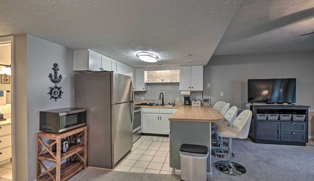 2 Mi to Surfside Beach: Condo w/Community Pool!