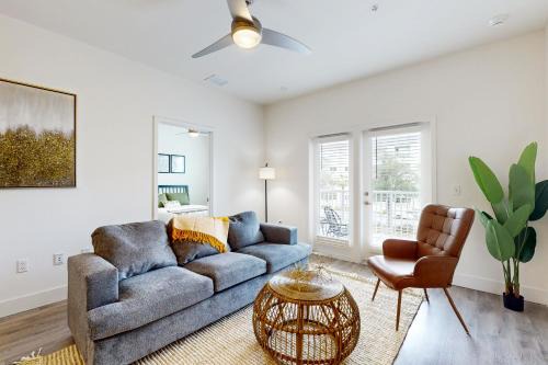 2 Mi to UF Campus! Modern Luxury Apt w/Pool