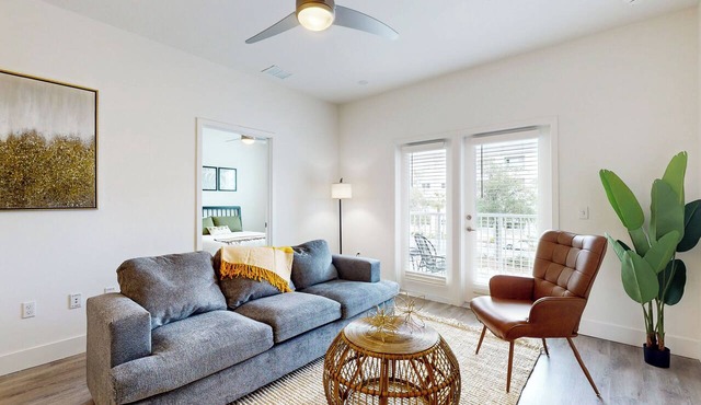 2 Mi to UF Campus! Modern Luxury Apt w/Pool