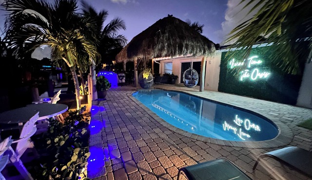 2 miles from the beach! Heated pool/Hot tub/free kayaks & so much more