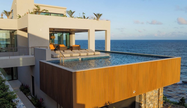 2 MIN WALK to private beach! 6 bedroom house in Ditleff. Check out CASA XUBI