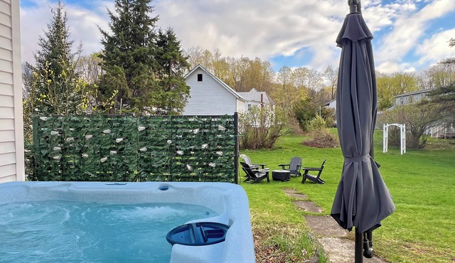 2 Min Walk to Windham Town | Hot Tub | Fire Pit