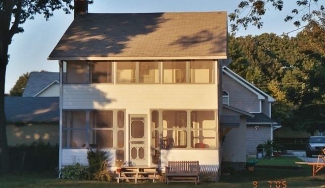 2 mins/350 ft walk to West Beach, relaxing 3-BR sleeps 8 cottage with large yard
