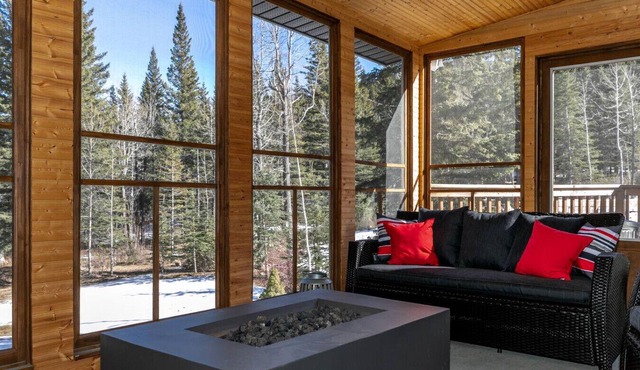 2-Minute DRIVE to Jasper National Park | 5 Bedrooms/4 Bathrooms & 8 Beds