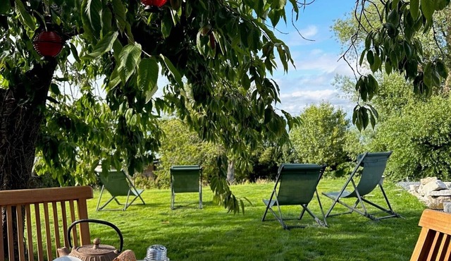 2-minute walk from the beach, single-storey apartment with sea view