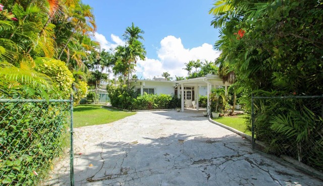 2 minute walk to Beach & Pool - Casual 2-Bed House
