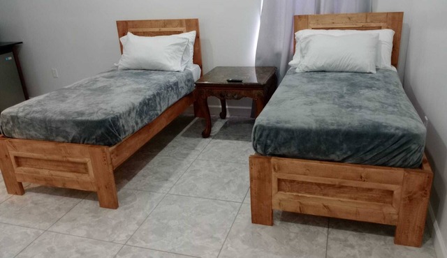 2 minutes from Downtown 5 minutes from the airport. 2 minutes from ferry