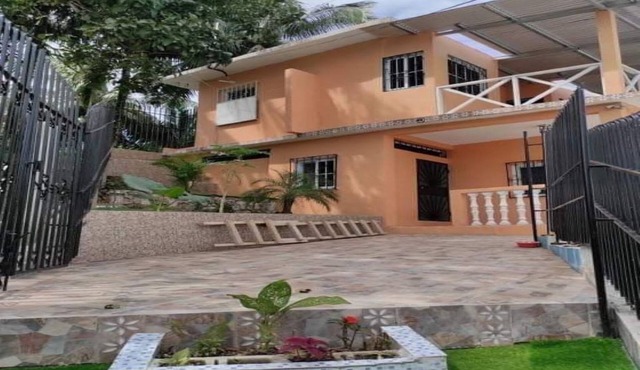 2 minutes from the main pier, beach, super close to a mini market, main street.