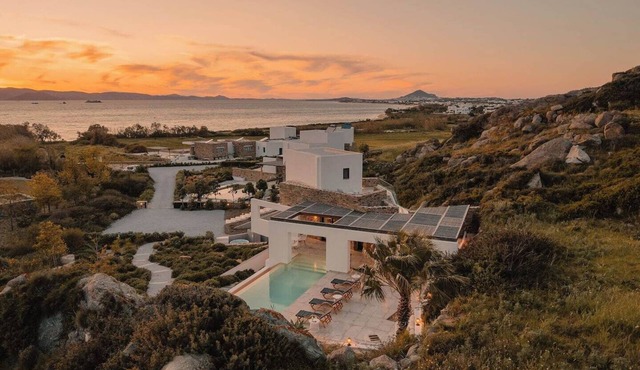 2 minutes walk from Plaka Beach, jacuzzi and infinity pool