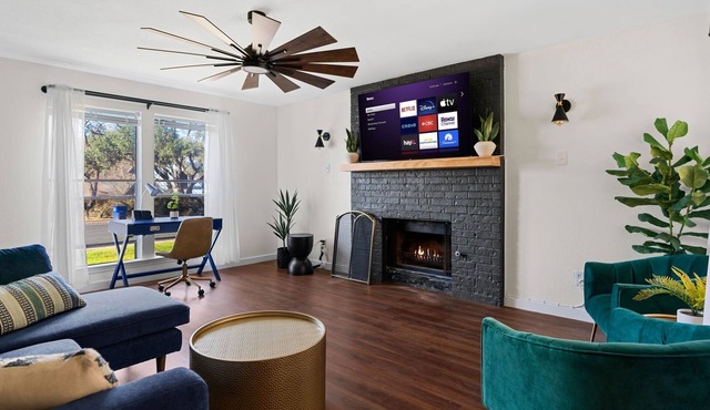 2 Mirrored Units- Fire pits and grill, walk to Starbucks, HEB, restaurants
