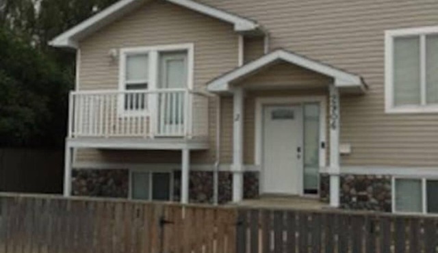 #2 Modern Comfort 3 bedroom apartment in South Lethbridge