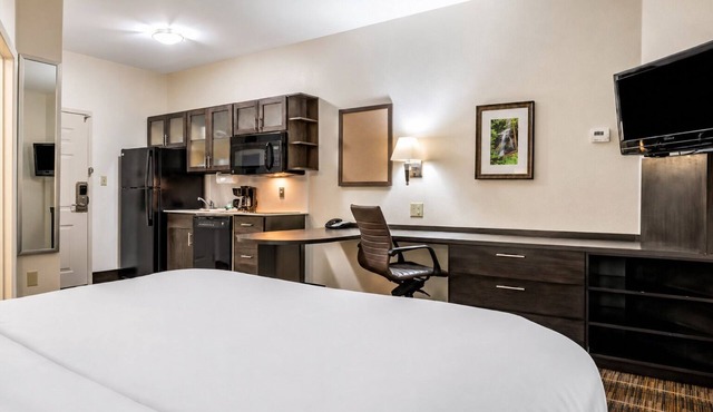 2 Modern Studios w/Free Breakfast & Wi-Fi Near LSU, Zoo & Downtown Baton Rouge