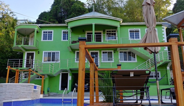 2 Mountain View Apartment With Pool